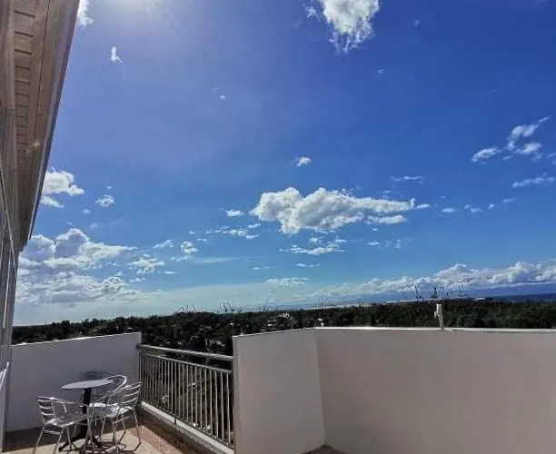 Marlene's Hilltop Apartment